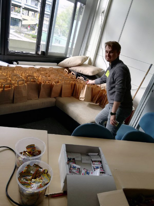 Adrian vor der Couch