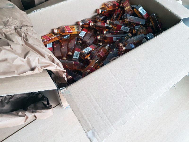Die Kiste mit Whiskyflaschen